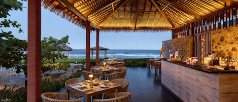 3 restaurants, breakfast, lunch, dinner served; international cuisine