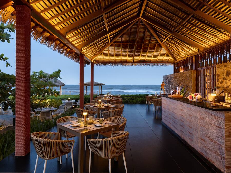 3 restaurants, breakfast, lunch, dinner served; international cuisine