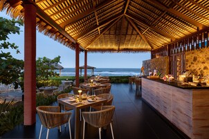 3 restaurantes; se sirven desayunos, almuerzos y cocina internacional