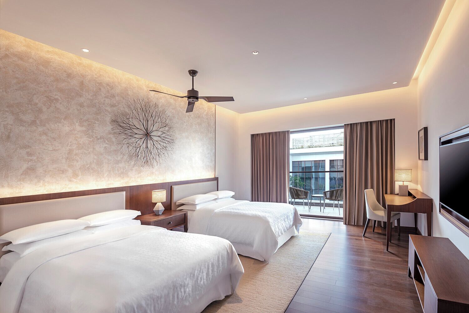 Camas Select Comfort y caja de seguridad en la habitación 