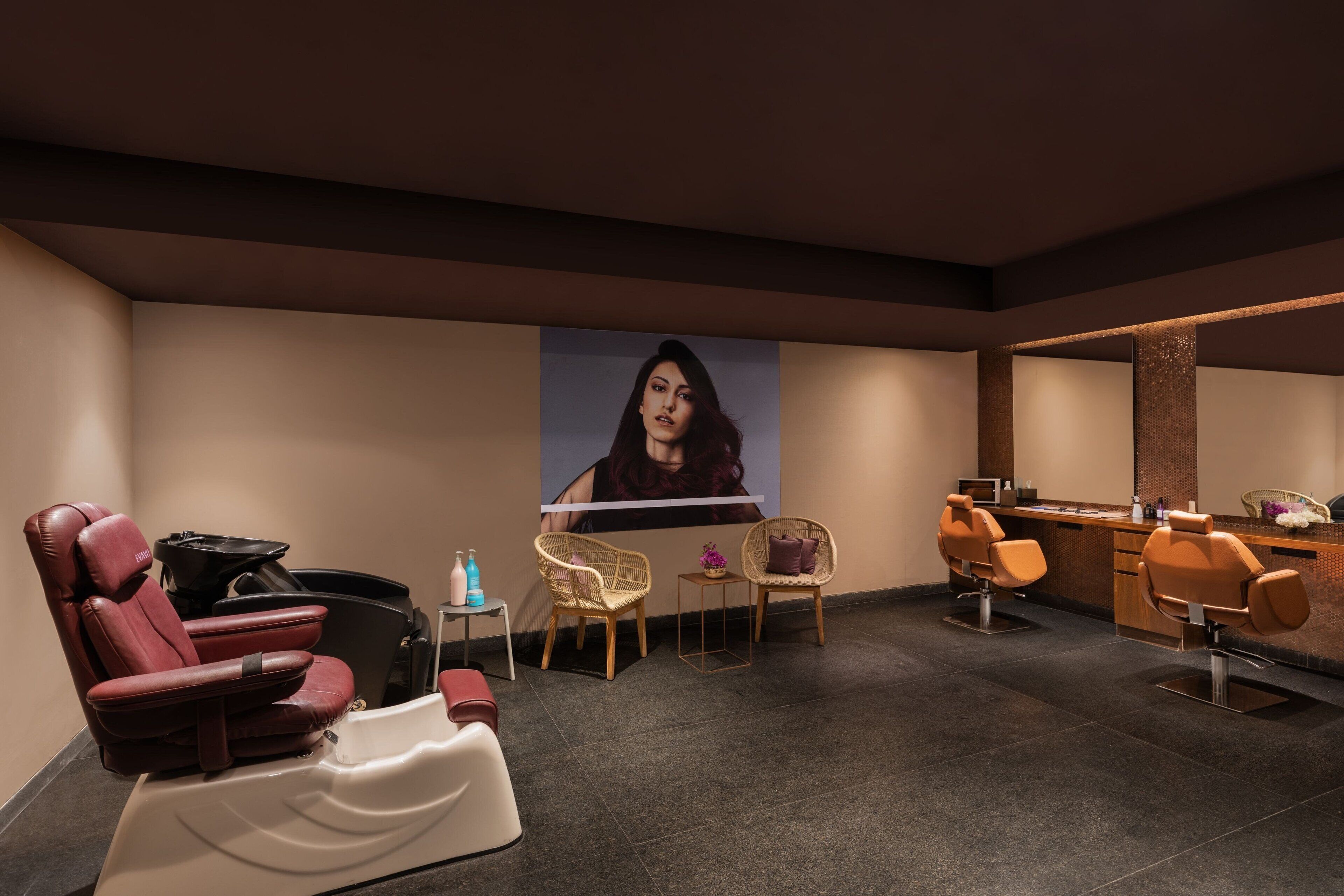 Un spa moderno con sillones de masaje, un mostrador de recepción y un cartel grande en la pared.