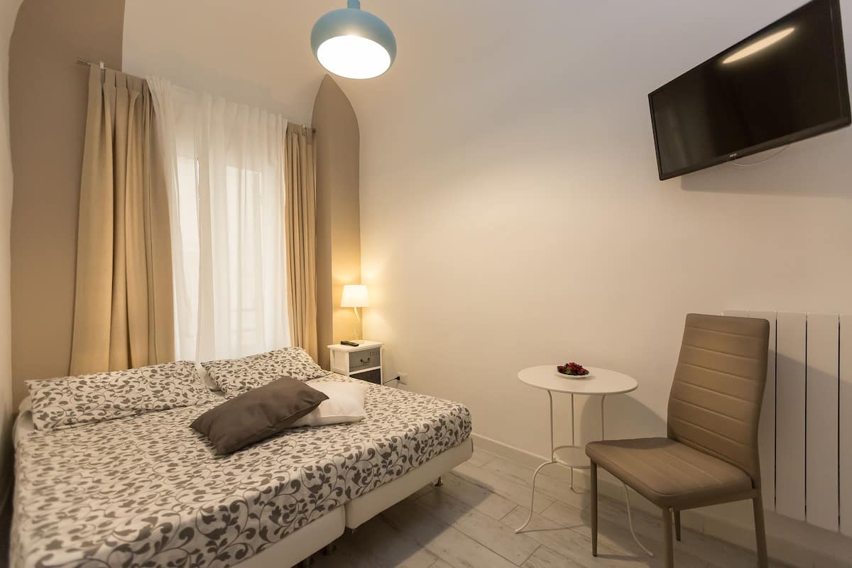Double or Twin Room (Private External Bathroom) | Premium bedding, down comforters, desk, blackout drapes