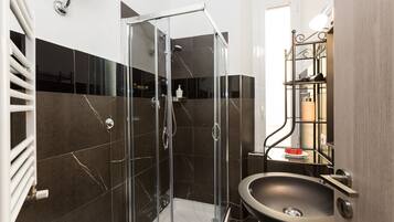 Quarto casal ou duplo (Private External Bathroom) | Banheiro | Chuveiro, chuveiro com efeito de chuva, produtos de toalete grátis