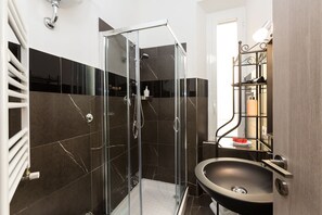 Double or Twin Room (Private External Bathroom) | Bathroom | Shower, rainfall showerhead, free toiletries, hair dryer - San Peter Angels Two (Rome)