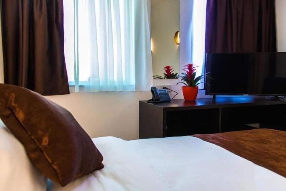 Premium bedding, in-room safe, desk, blackout drapes