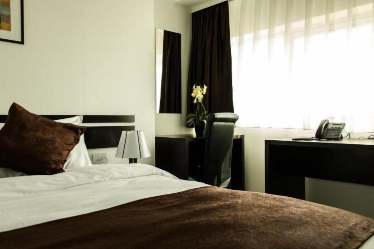 Premium bedding, in-room safe, desk, blackout drapes
