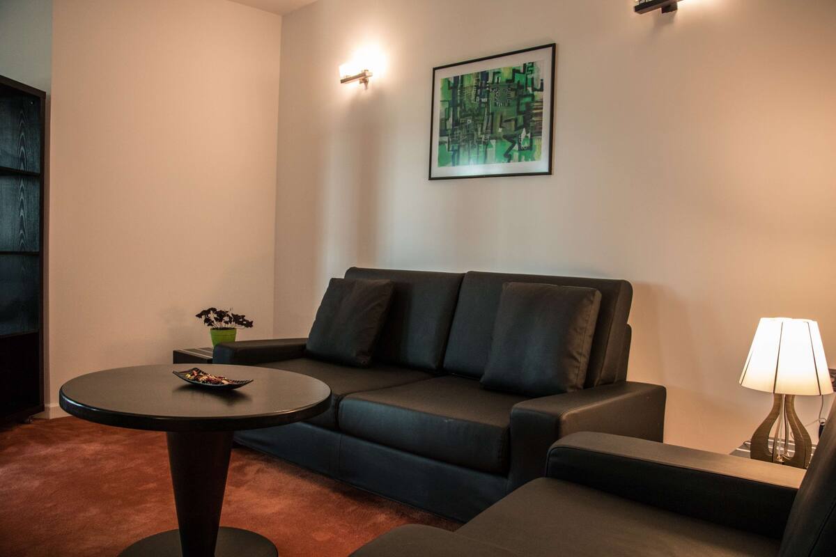 ห้องแฟมิลี่สวีท, เตียงคิงไซส์ 1 เตียง, ปลอดบุหรี่ (Living Room) | เครื่องนอนระดับพรีเมียม, ตู้นิรภัยในห้องพัก, โต๊ะทำงาน, ผ้าม่านกันแสง