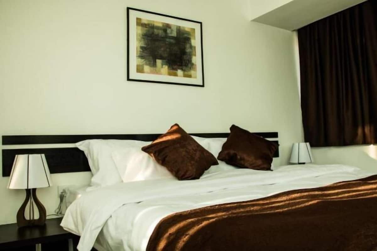 Premium bedding, in-room safe, desk, blackout drapes