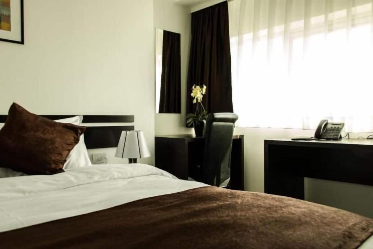 Premium bedding, in-room safe, desk, blackout drapes