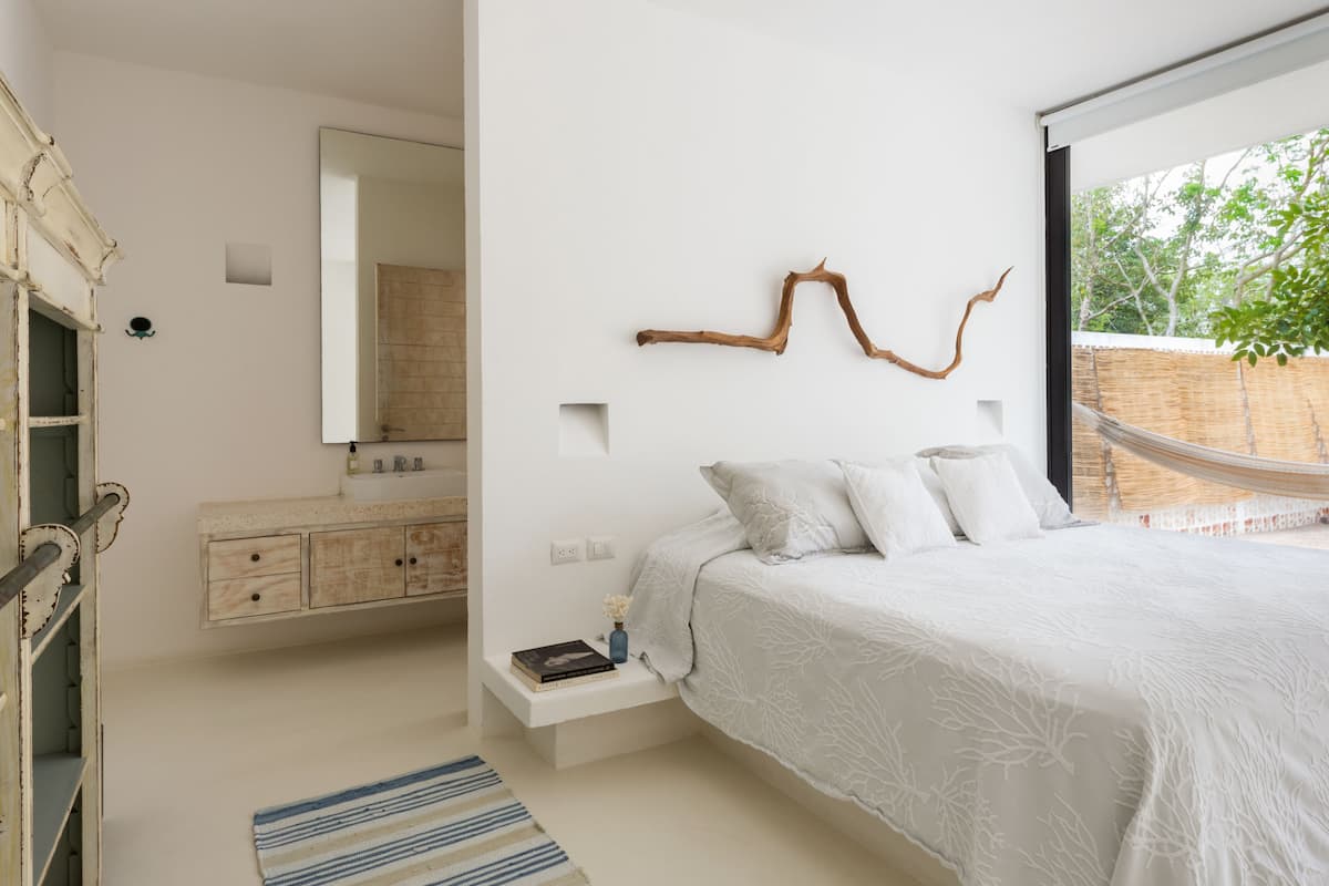 Villa – design, 2 soverom, privat basseng, hageområde | 1 soverom, safe på rommet, skrivebord for bærbar PC og strykejern/-brett