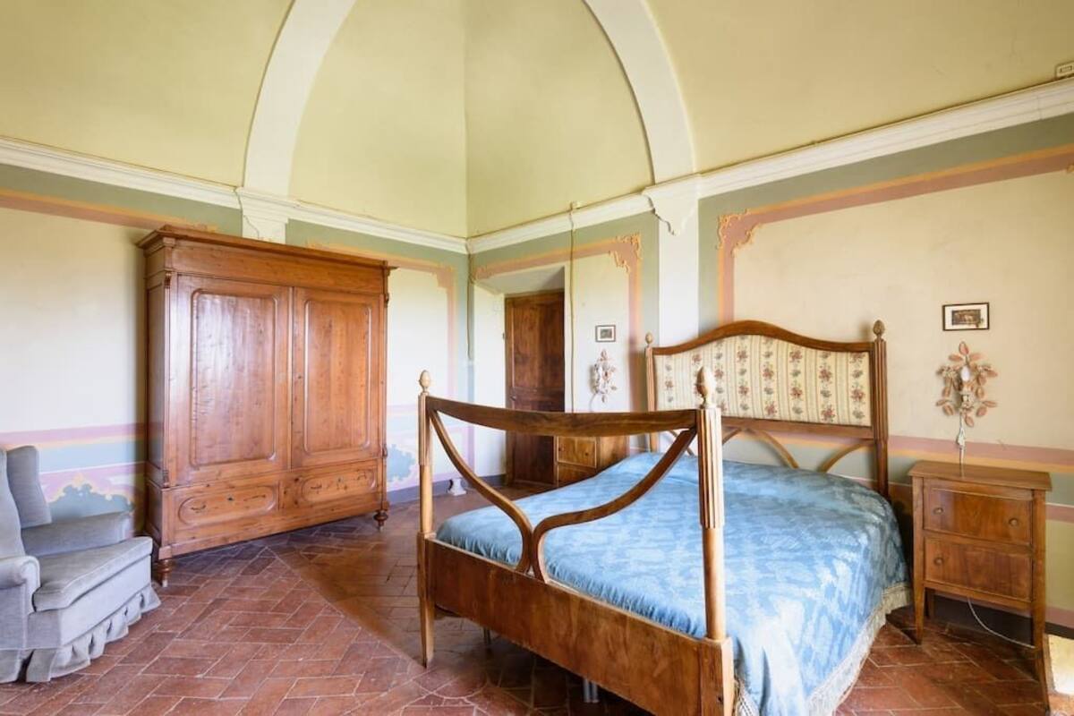 Cots/infant beds, free WiFi