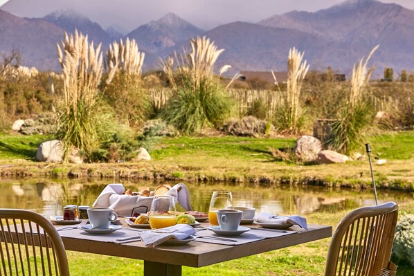 包含每日自助早餐