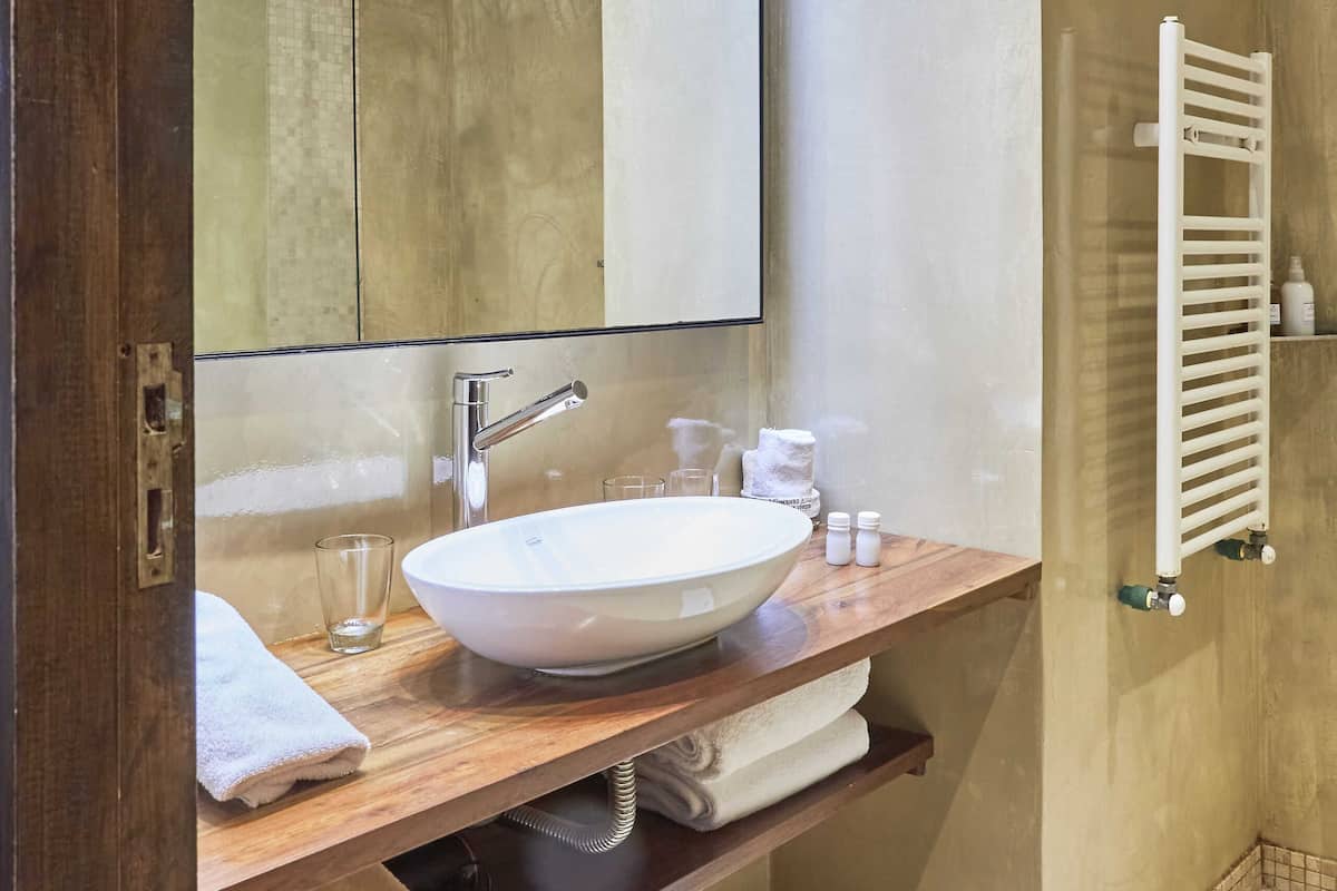 shower, rainfall showerhead, free toiletries, hair dryer