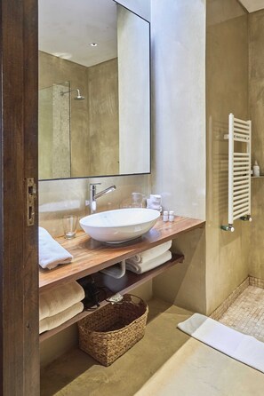 Douche, douche à « effet pluie », articles de toilette gratuits