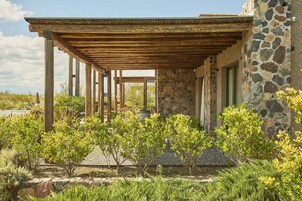 Ropa de cama de alta calidad, cubrecamas y minibar 