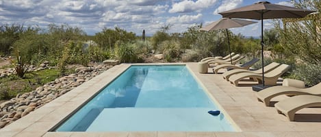 Piscine extérieure, chaises longues