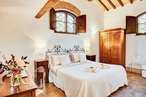 Desk, iron/ironing board, cribs/infant beds, rollaway beds - Castello di Spedaletto (Pienza)