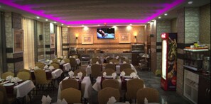 Breakfast, lunch, dinner served; local and international cuisine 