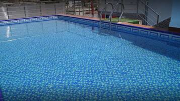 Kolam renang outdoor dan sebuah kolam renang di atap