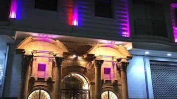 Fachada del alojamiento - Noche