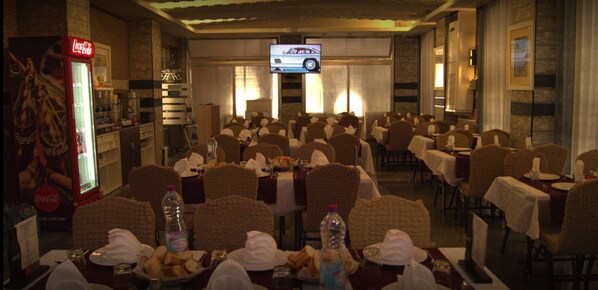 Breakfast, lunch, dinner served; local and international cuisine