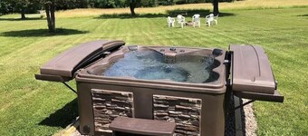 Seneca Lake / Heart of Wine Trail / Hot Tub / 6 private & Scenic Acres / Pets 