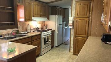 Een koelkast, een magnetron, een oven, een kookplaat