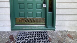 Eine grüne Tür mit Briefkasten und der Hausnummer 1351.