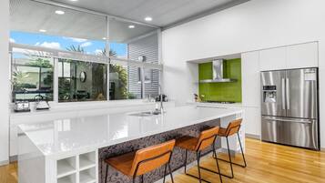 Réfrigérateur, micro-ondes, four, plaque de cuisson