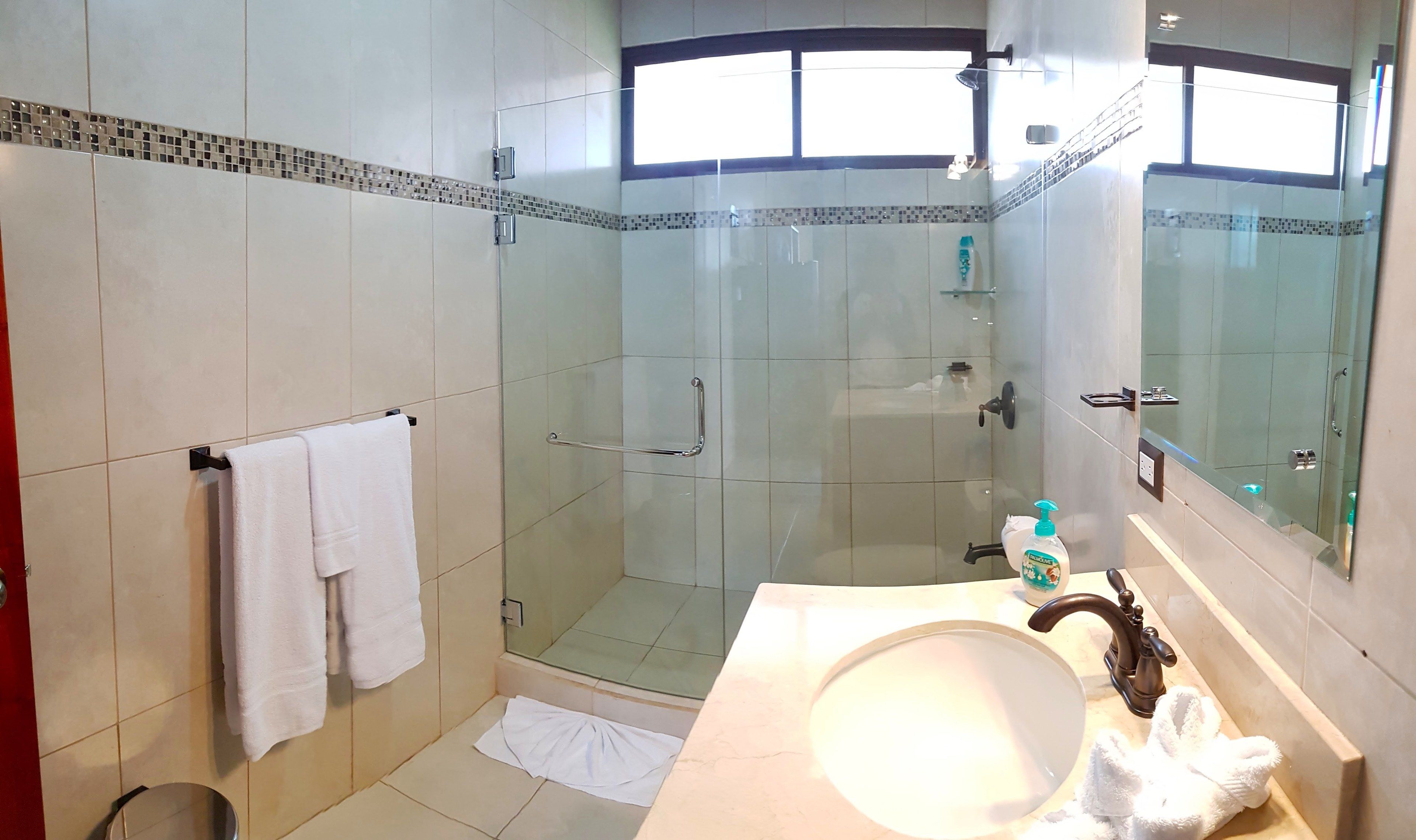 Dusche, kostenlose Toilettenartikel, Haartrockner, Handtücher