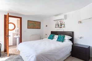 4 chambres, bureau, fer et planche à repasser, lit parapluie