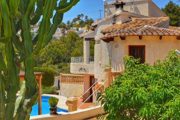 Spacious tranquil villa on 3 terraces