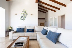 Téléviseur connecté, foyer, livres, sélection de musique