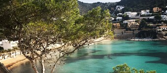 Fiesta~Siesta in this easy to access Moraira home with unique bedrooms and BBQ