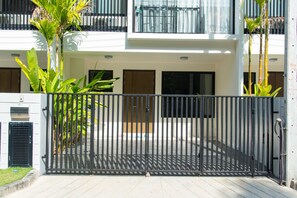 Property entrance - Beautiful 3 Bedroom Townhouse (Thep Krasattri)