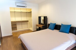 3 bedrooms, in-room safe, blackout curtains, iron/ironing board - Beautiful 3 Bedroom Townhouse (Thep Krasattri)