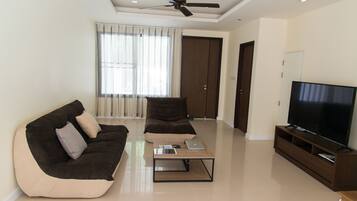 3-Bedroom Townhouse | Living area | Flat-screen TV