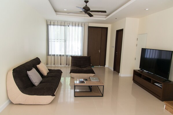 Living area - Beautiful 3 Bedroom Townhouse (Thep Krasattri)