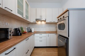 Frigorifero, microonde, forno, piano cottura