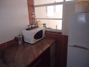 雪櫃、微波爐、咖啡機/沖茶器、廚房用具/餐具/器皿