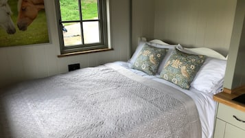 1 bedroom, desk, soundproofing, WiFi
