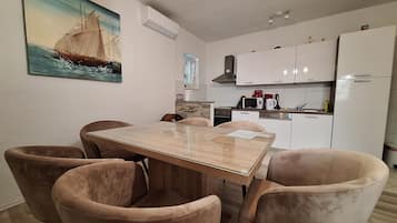 Kühlschrank, Mikrowelle, Ofen, Geschirrspüler