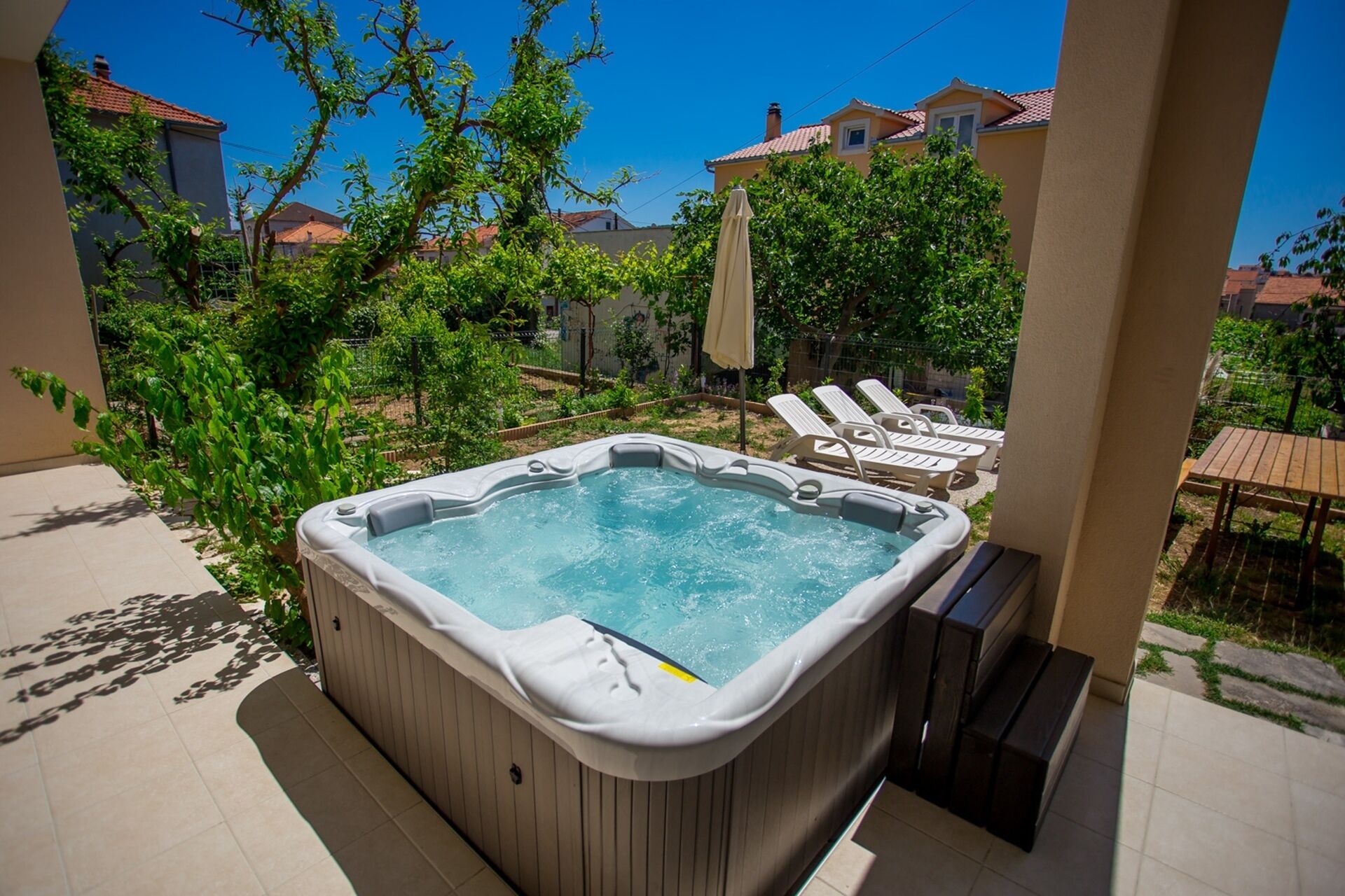 Tina de hidromasaje al aire libre