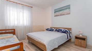 3 bedrooms, in-room safe, iron/ironing board, travel cot