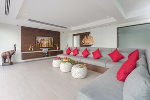 Smart-TV, Tischtennisplatte, Bücher, Stereoanlage