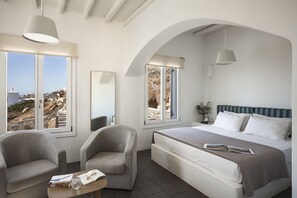 8 bedrooms, desk, iron/ironing board, travel crib