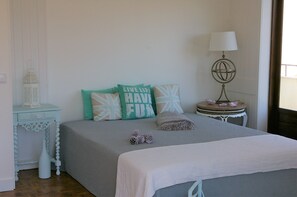 3 quartos, ferros/tábuas de passar roupa, acesso à internet