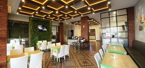 Breakfast, lunch, dinner served; local and international cuisine  - Uniq Hotel Yogyakarta (Yogyakarta)