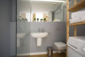 Dusj, hårføner og håndklær