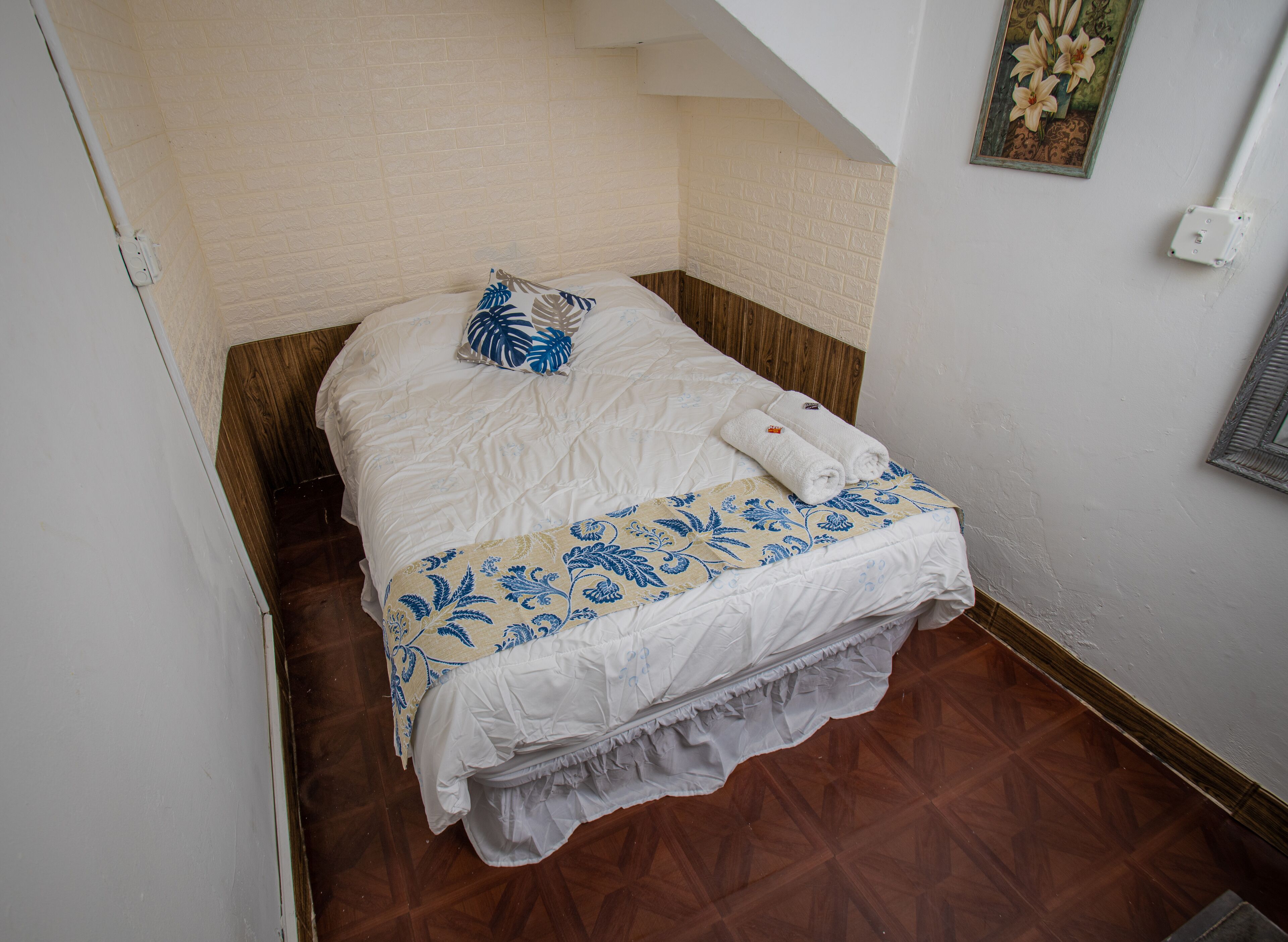 Tabla de planchar con plancha, wifi gratis y ropa de cama 